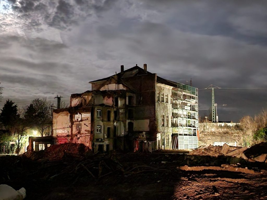 Das Gebäude Josef-Schregel-Straße 54 ist jetzt komplett eingerüstet. Dort kann nun der Rückbau beginnen.