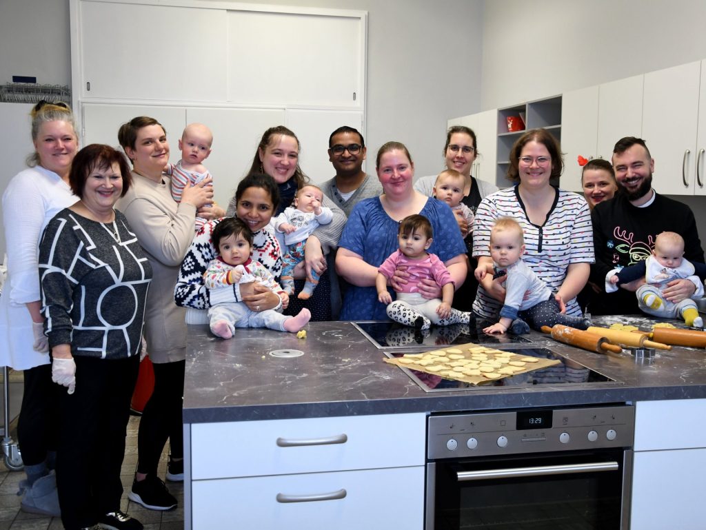 Während den Weihnachtsferien haben sich Besucherinnen und Besucher der Schnullercafés der Frühen Elternhilfen der Stadt Düren zum gemeinsamen Plätzchenbacken getroffen. Nach den Ferien geht es jetzt an den gewohnten Orten, in der Wilhelmstraße, im Haus fü