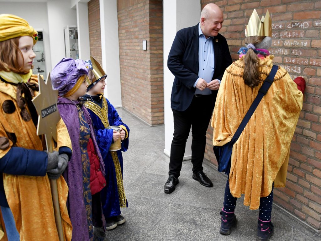 Im Rathaus empfing Bürgermeister Frank Peter Ullrich eine Abordnung der Sternsinger der Pfarre St. Lukas. Die Kinder schrieben den Segen mit Kreide auf die Wand neben dem Büro des Bürgermeisters.