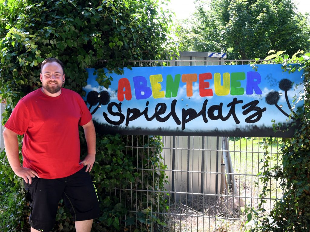 Der Leiter des Dürener Abenteuerspielplatzes, Sascha Dick, freut sich auf möglichst viele abenteuerlustige Besucherinnen und Besucher in den Sommerferien. Der Abenteuerspielplatz ist immer montags bis freitags von 10 Uhr bis 17 Uhr geöffnet.