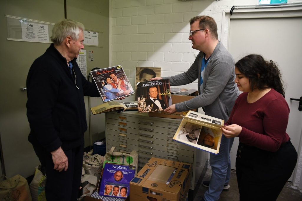 (v.l.n.r.) Fred Oepen, Stadt- und Kreisarchivar Daniel Schulte und Archiv-Mitarbeiterin Didem Saglam bei der Begutachtung der neuen Sammlung.