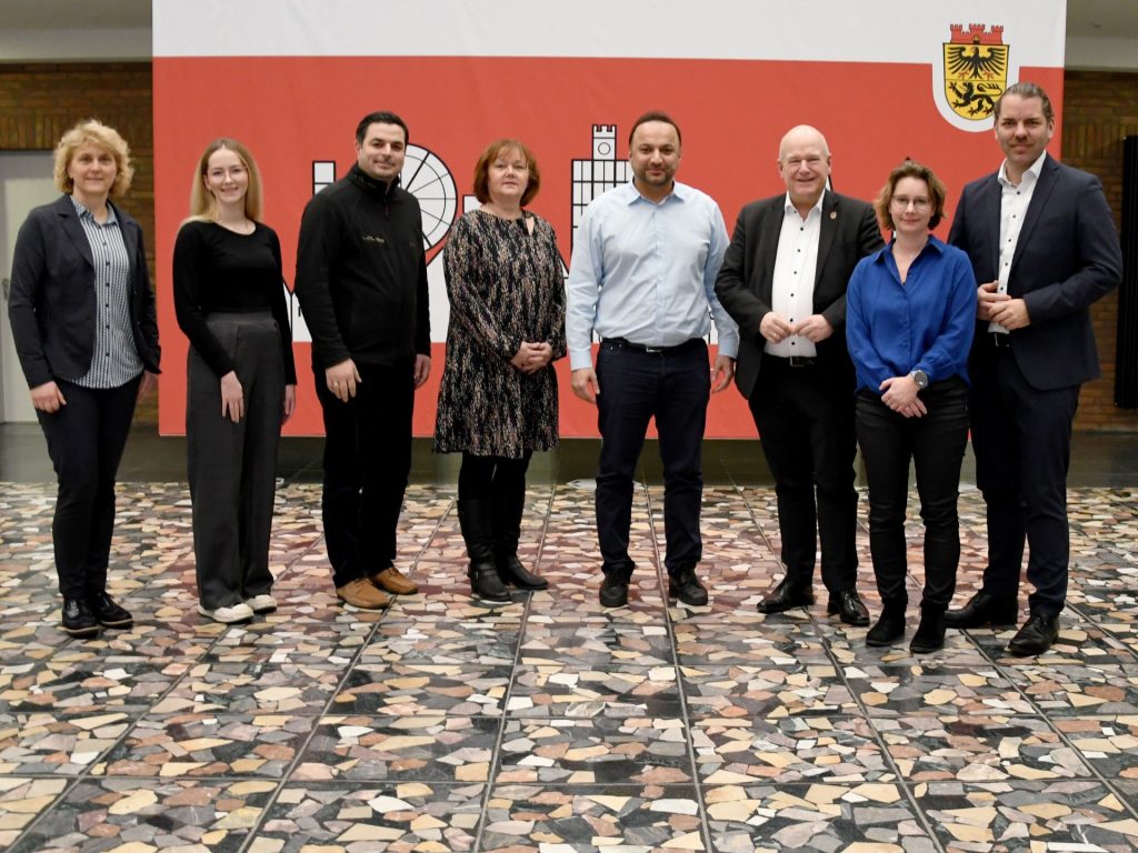 Walid Lalee (4.v.r.), Geschäftsführer des Dürener Unternehmens Lalee, übergab im Beisein unter anderem von Bürgermeister Frank Peter Ullrich (3.v.r.), Sozialdezernent Thomas Hissel (r.) und der Leiterin des Sozialamtes, Britta Hourtz (l.), im Rathaus Spen