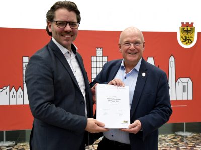 Dürens Stadtkämmerer und Erster Beigeordneter, Thomas Hissel (l.), und Bürgermeister Frank Peter Ullrich mit dem heute vom Rat der Stadt Düren verabschiedeten Doppelhaushalt für die Jahre 2024 und 2025.