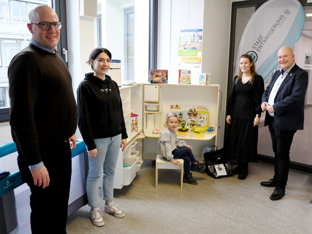 Wenn die Kinderbetreuung anders mal nicht möglich ist, bietet der neue Spielschrank im Rathaus viele Möglichkeiten - sehr zur Freude von Jung und Alt.