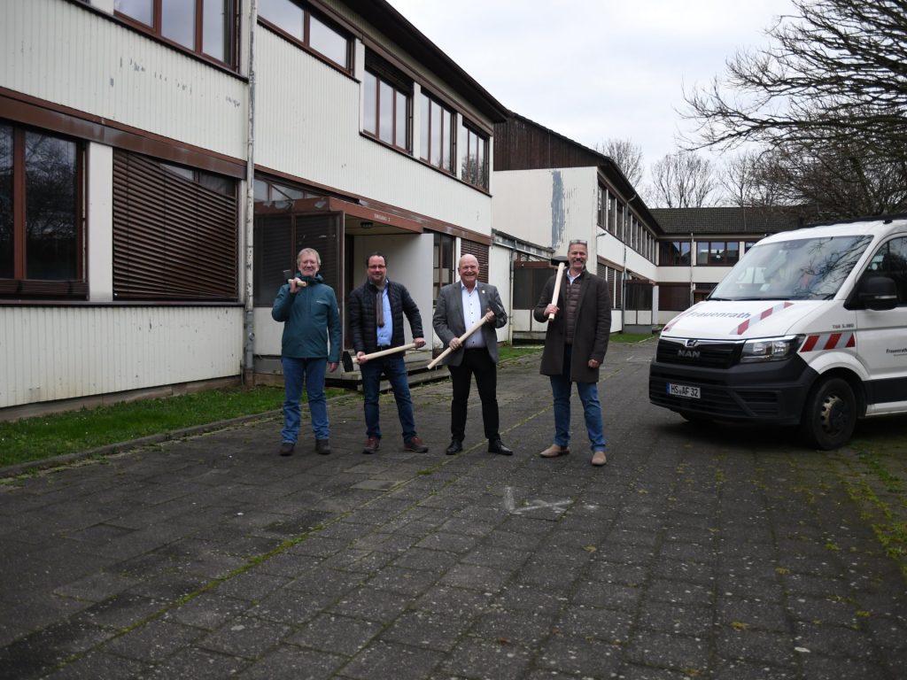 An der alten Grundschule in Gürzenich sind die Rückbauarbeiten gestartet. (Im Bild v.l.n.r.: Bauleiter Karl Berners, Tobias Marks (Gebäudemanagement der Stadt Düren), Bürgermeister Frank Peter Ullrich und der Leiter des Gebäudemanagements der Stadt Düren,