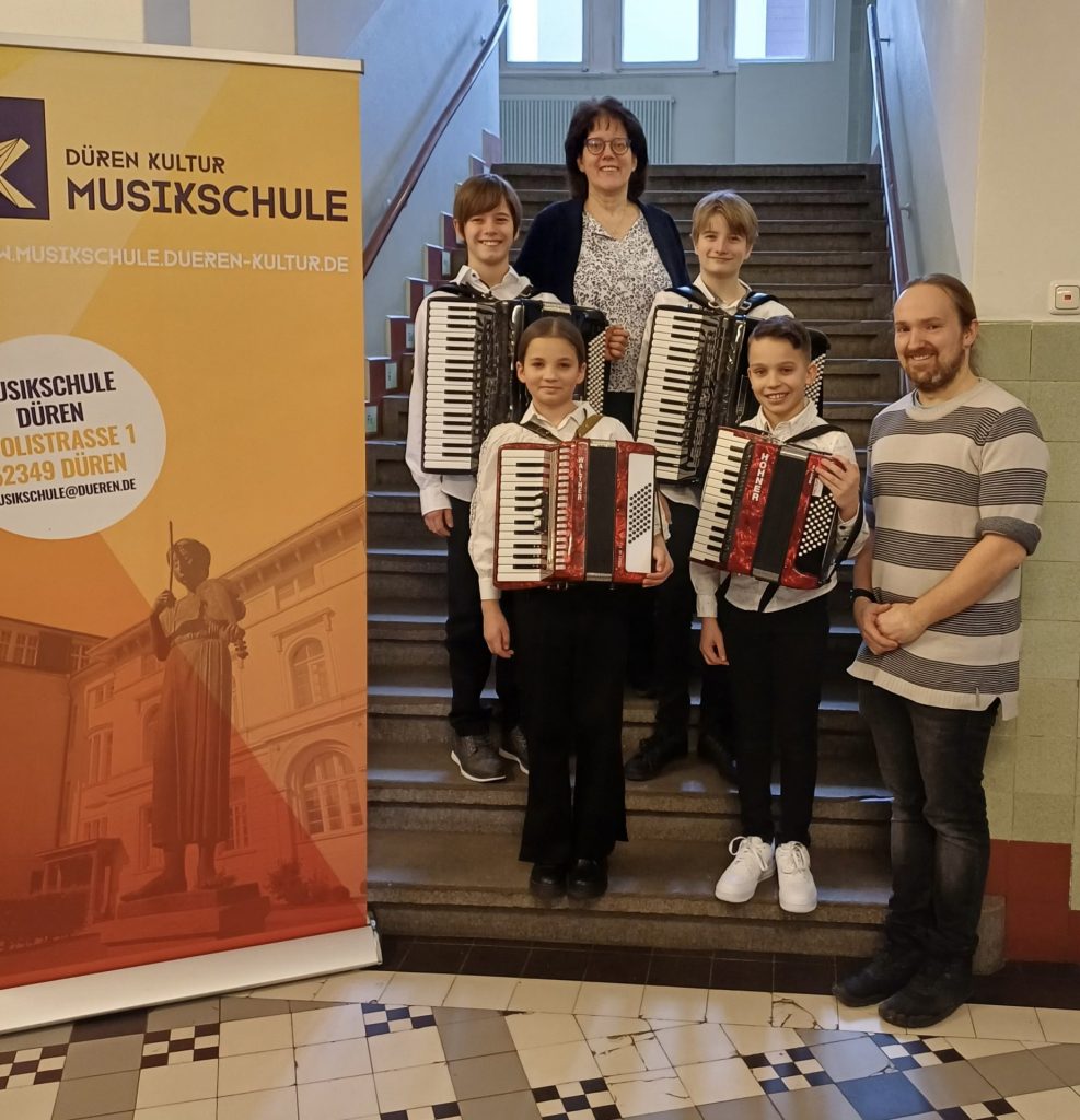 Die vier erfolgreichen Musikerinnen und Musiker der Musikschule Düren mit ihrer Lehrerin Andrea Nolte und ihrem Lehrer Peter Lohmar.