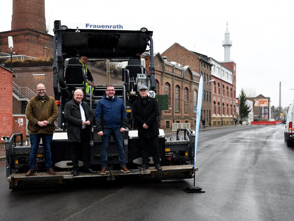 (v.l.n.r.) Benjamin Savelsberg, Leiter des städtischen Tiefbauamtes und der Stadtentwässerung Düren, Bürgermeister Frank Peter Ullrich, Stephan Merker von der Stadtentwässerung Düren und der Technische Beigeordnete der Stadt Düren, Niels-Christian Schaffe