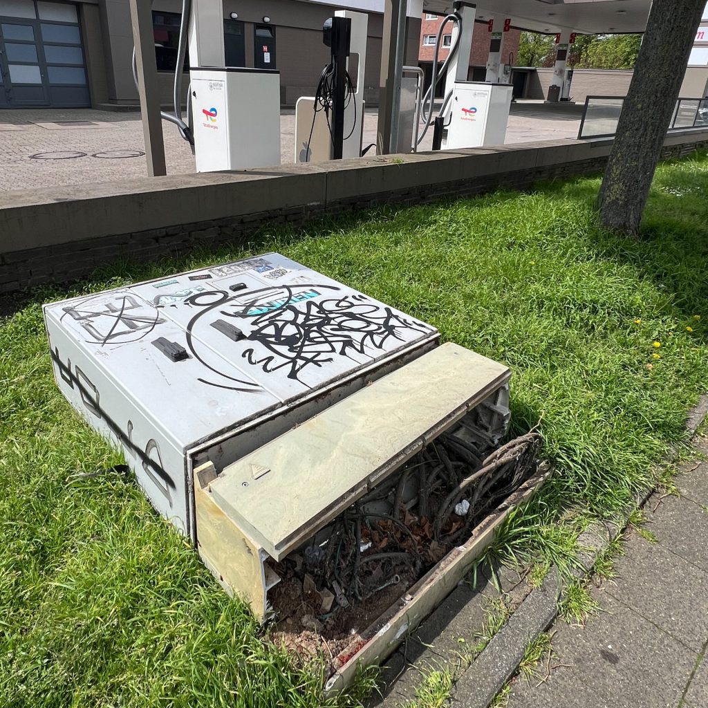 Am vergangenen Wochenende haben Unbekannte das Steuergerät der Ampelanlage an der Kreuzung Malteserstraße/ Neue Jülicher Straße beschädigt. Die Ampel ist aktuell weiter außer Betrieb.