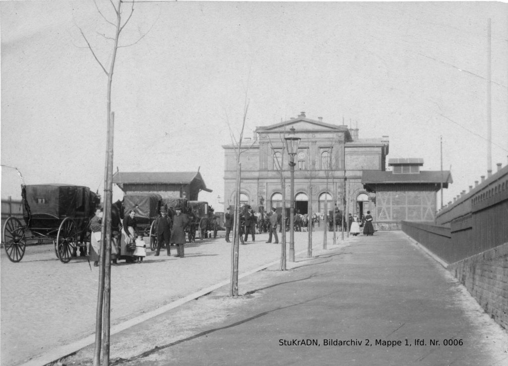 Ansicht des Dürener Bahnhofsgebäudes im Jahr 1890.
