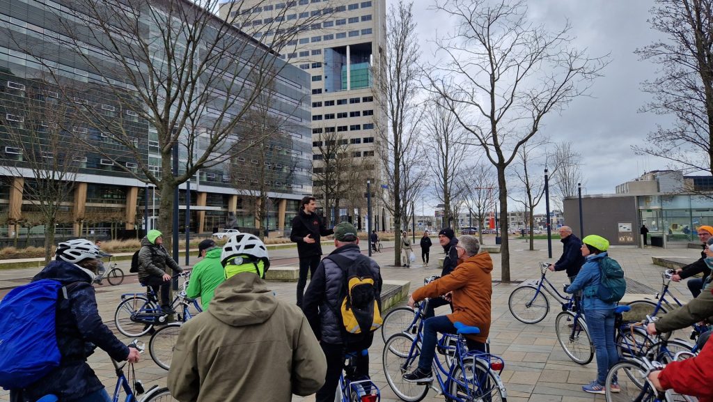 Mitarbeiterinnen und Mitarbeiter des Amtes für Tiefbau und Grünflächen, sowie Mitglieder des Ausschusses für Mobilität, Umwelt und Klimaschutz der Stadt Düren haben an einer Exkursion nach Utrecht und Houten teilgenommen, um sich vor Ort ein Bild von Best