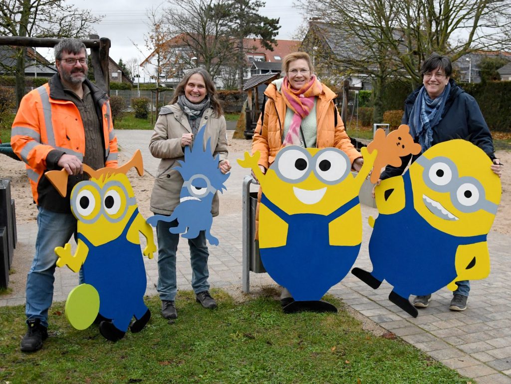 (v.l.n.r.) Willi Katterbach (DSB), Sabine Wagner (Jugendamt der Stadt Düren), Christiane Mucha und Ilona Liebsch (beide KunsTraum Lendersdorf) bei der Aufstellung der letzten Plamas auf Spielplatz