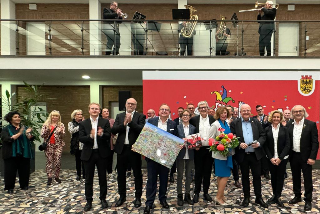 Im Rathaus haben Bürgermeister Frank Peter Ullrich und der Präsident des Festkomitees Dürener Karneval, Wino Ulhas, jetzt das Dürener Prinzenpaar der abgelaufenen Session, Dietmar I. und Marita I. (Köhler), sowie Kinderprinz Fynn I. (Ulhas) offiziell vera