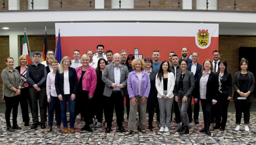 Auf Einladung der Stadt Düren haben sich die Leiterinnen und Leiter der Bürgerbüros der größeren Städte in Nordrhein-Westfalen zu einer gemeinsamen Konferenz im Dürener Rathaus getroffen. Insgesamt folgten rund 30 Teilnehmerinnen und Teilnehmer der Einlad