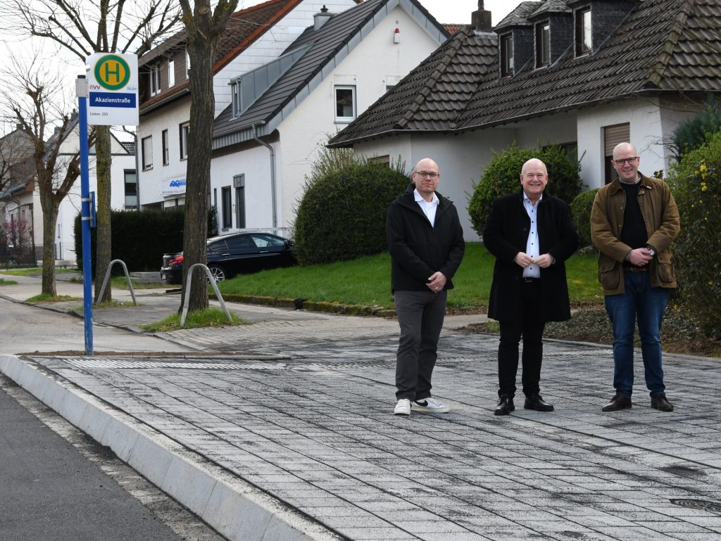 (v.l.n.r.) Niels-Christian Schaffert, technischer Beigeordneter der Stadt Düren, Bürgermeister Frank Peter Ullrich und Benjamin Savelsberg, Leiter des Amtes für Tiefbau und Grünflächen der Stadt Düren, an der jetzt barrierefrei umgebauten Haltestelle