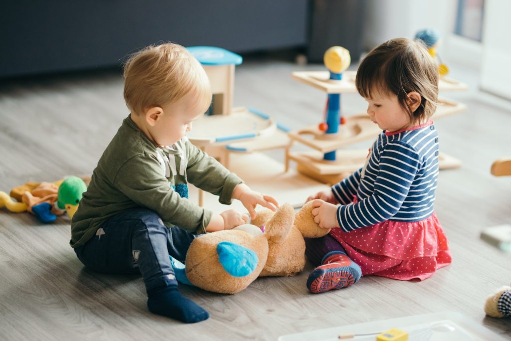 Zwei spielende Kleinkinder