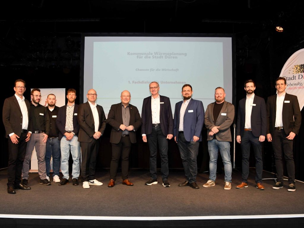 Das Team Wärmeplanung Düren präsentiert sich zu Beginn der Fachdialoge auf der Bühne.