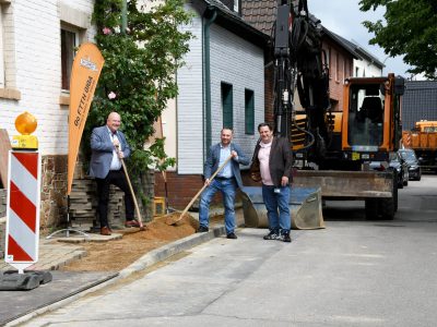 (v.l.n.r.): Bürgermeister Frank Peter Ullrich, Lukas Romanowski und Chris Winkelmolen (beide DN-CONNECT).