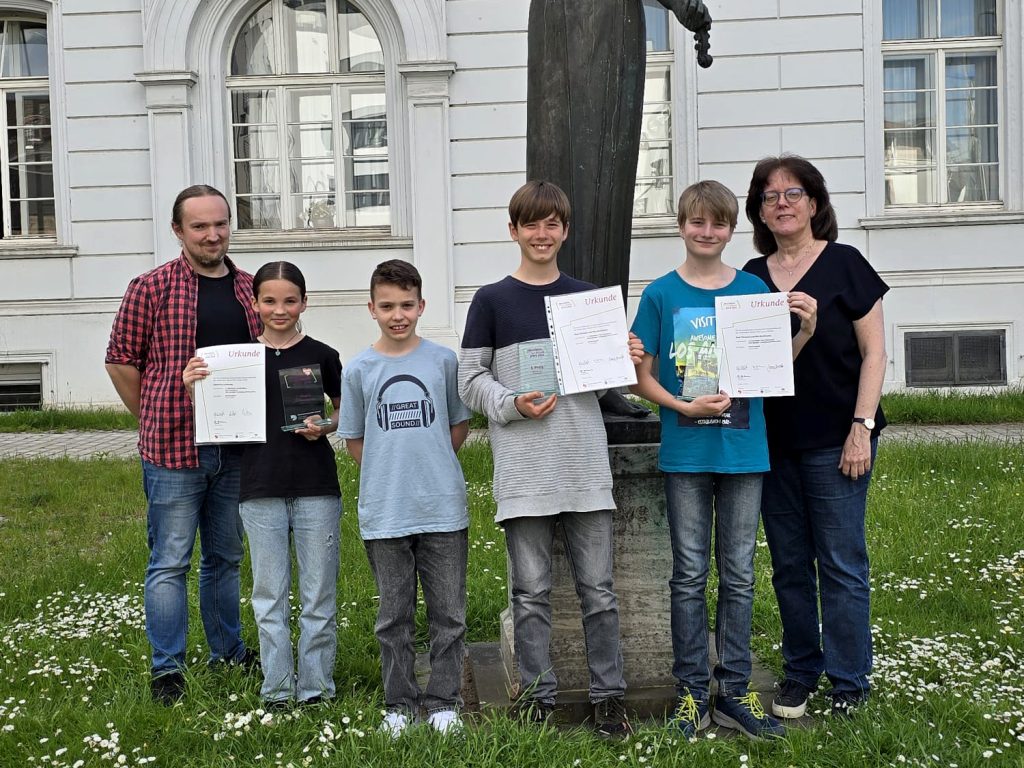 (v.l.n.r.:) Peter Lohmar, Viktoriia Levchenko, Noah-Mattheo Spitz, Paul Thiessen, Nils Kirchmann, Andrea Nolte vor der Musikschule Düren.