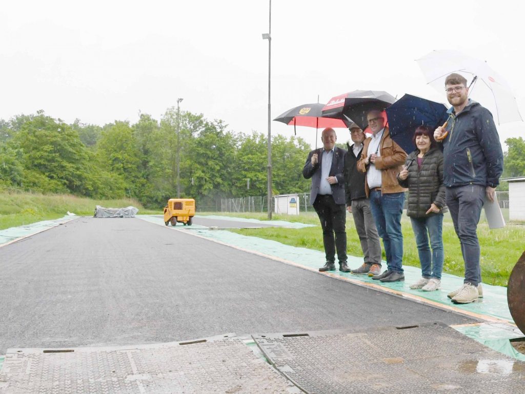 Die neue Schulsportanlage auf dem Sportplatz in Niederau steht kurz vor der Fertigstellung. Ende Mai können die Schülerinnen und Schüler dort die Bundesjugendspiele austragen.