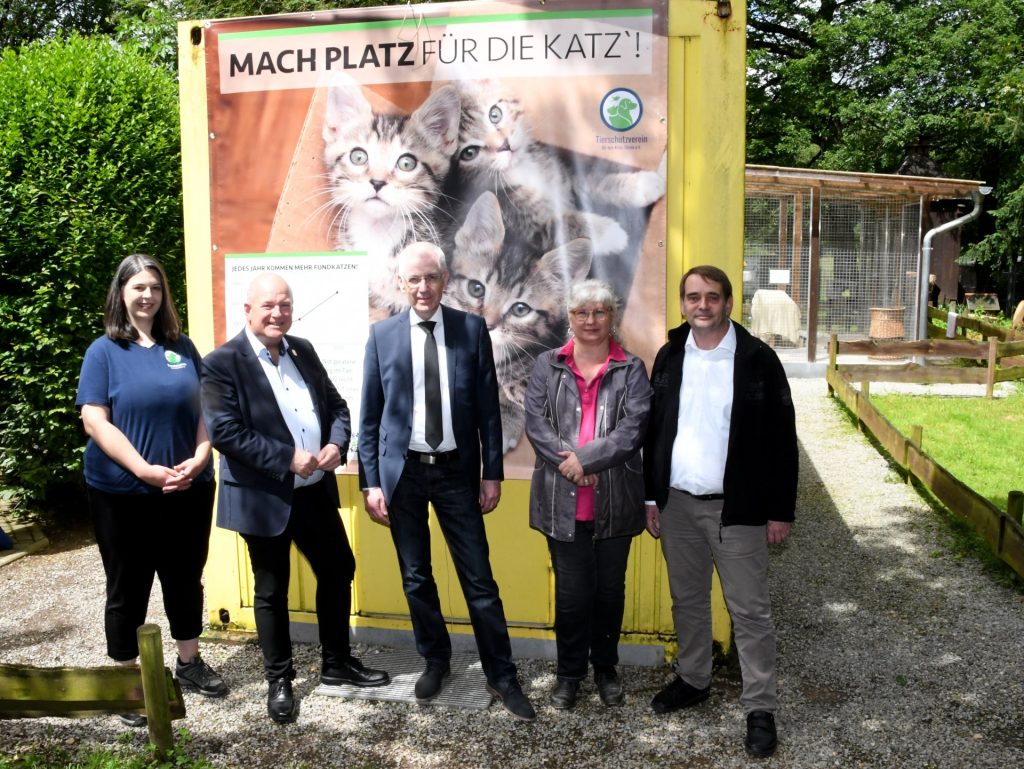 (v.l.n.r.): Christina Albert (Tierheimleiterin), Bürgermeister Frank Peter Ullrich, Jürgen Plinz, Magda Prinz-Bündgens und Robert Breuer (alle Tierschutzverein für den Kreis Düren) vor dem Container des alten Katzenhauses.