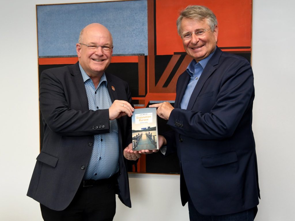 Bürgermeister Frank Peter Ullrich und der Dürener Autor Olaf Müller bei der Übergabe dessen neuen Kriminalromans