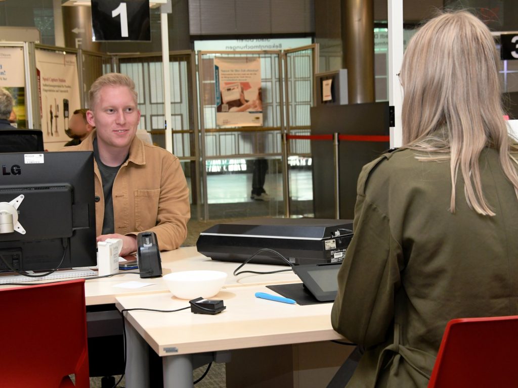 Zwei Menschen am Schalter im Bürgerbüro