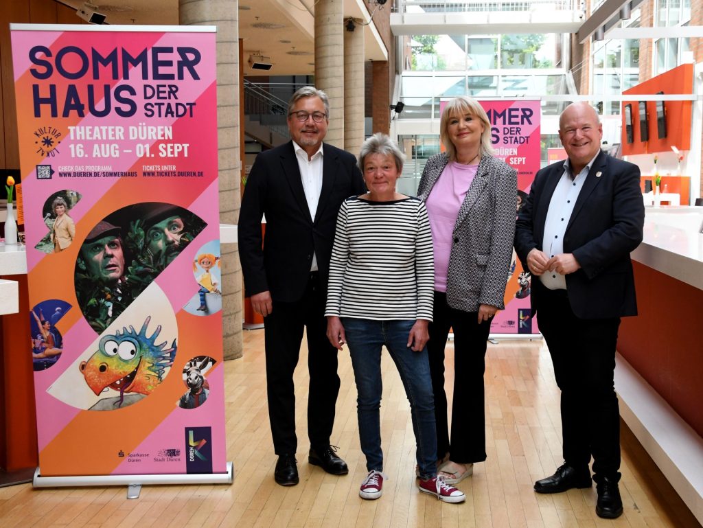 (v.l.n.r.): Uwe Willner (Vorstandsvorsitzender Sparkasse Düren), Verena Schloemer (Kulturausschussvorsitzende), Gabriele Gellings (Leiterin Düren Kultur) und Bürgermeister Frank Peter Ullrich im Foyer im Haus der Stadt.