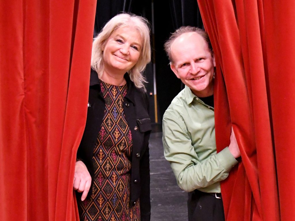 Gabriele Gellings, Leiterin von Düren Kultur, und Martin Meißner, Theaterpädagoge am Theater Düren im Haus der Stadt zwischen dem Vorhang auf der Bühne.