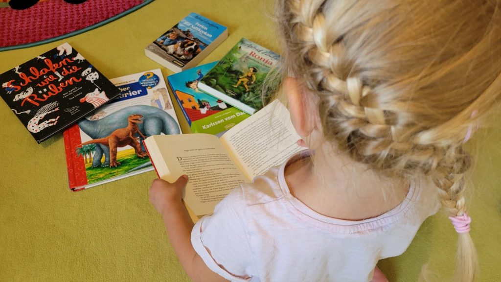 Kleines Mädchen liest Bücher