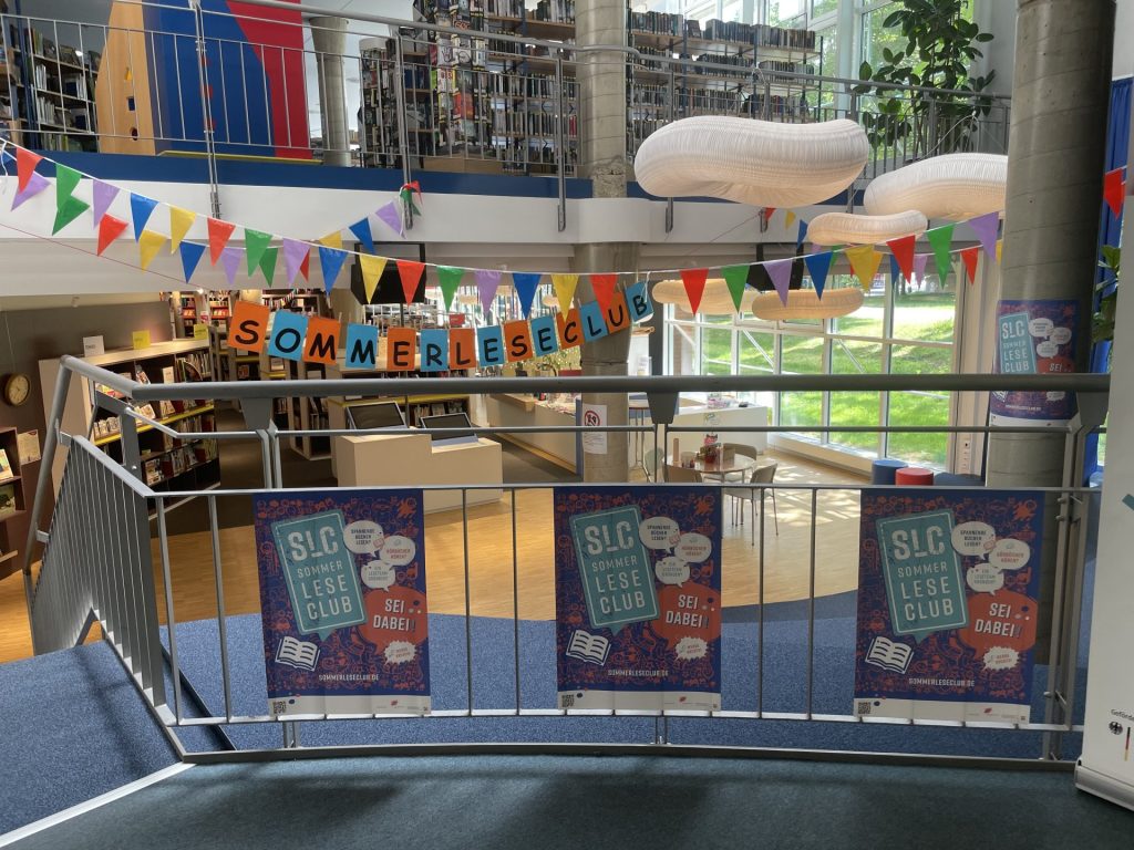 Einen Blick in die Kinder- und Jugendbücherei mit einem Banner des SommerLeseClubs