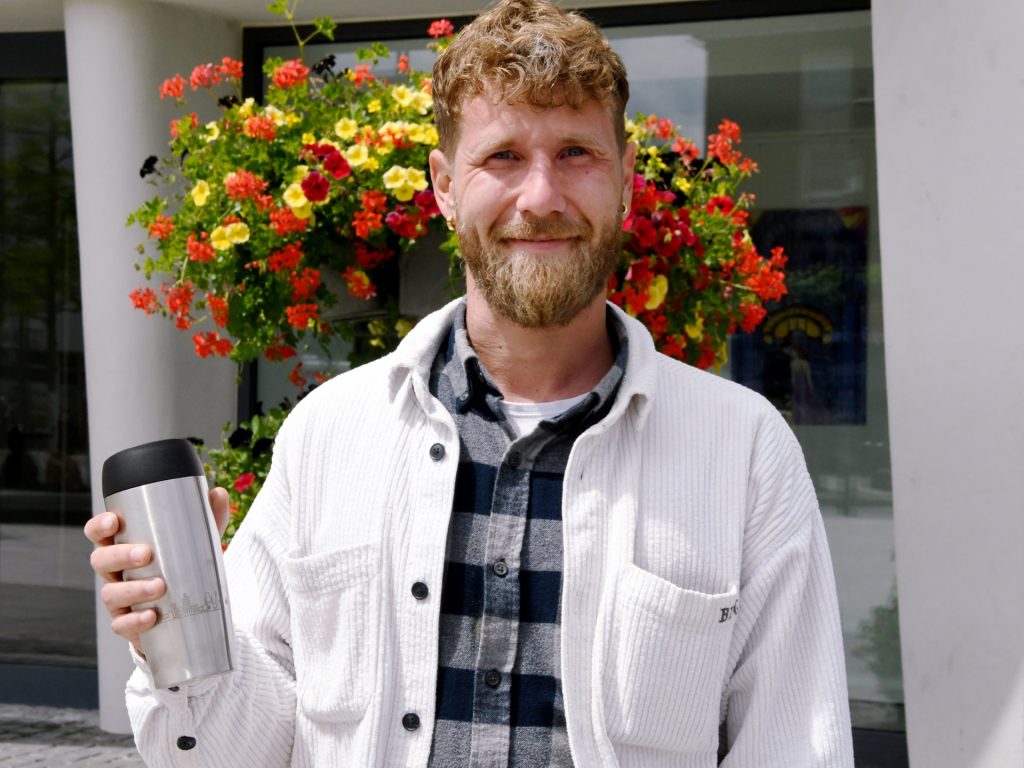 Simon Seifert vor dem Dürener Rathaus