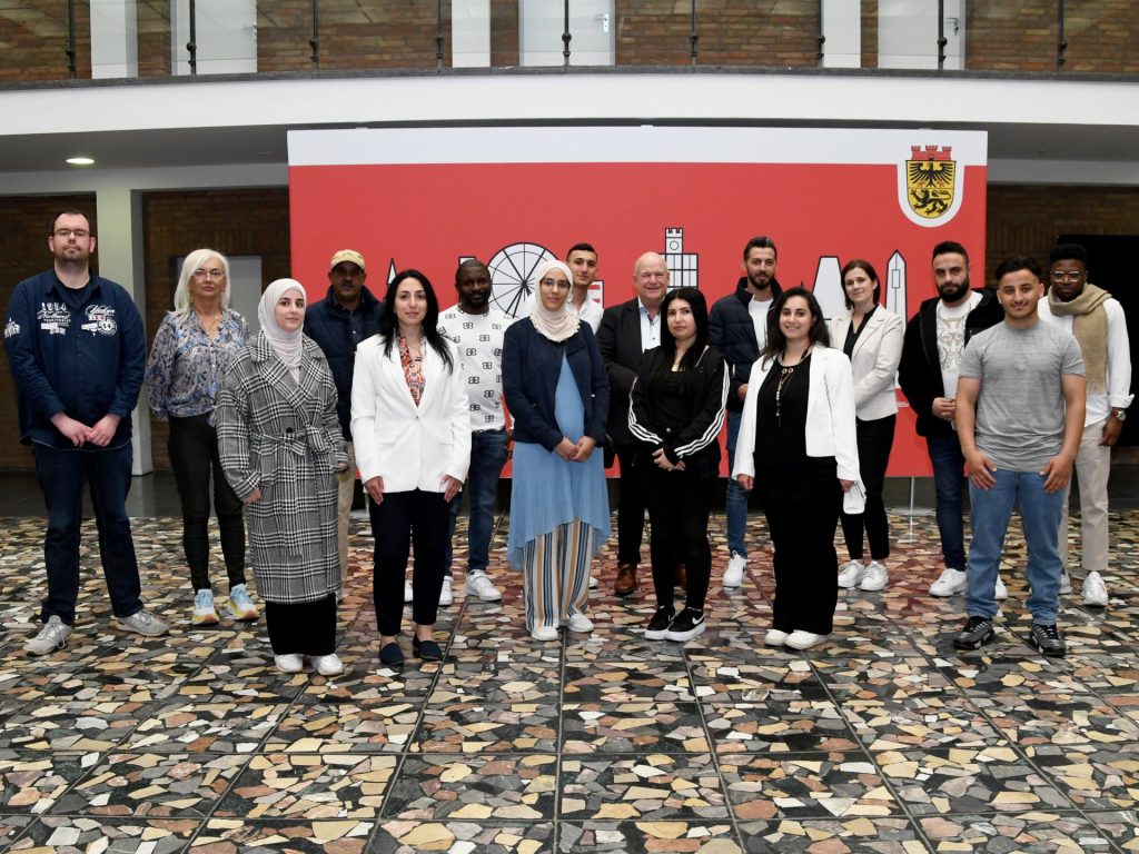 Gruppenbild der neuen deutschen Staatsbürgerinnen und Staatsbürger mit dem Bürgermeister im Rathausfoyer