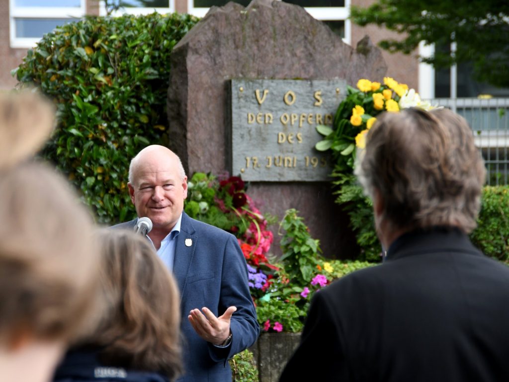 Bürgermeister Frank Peter Ullrich spricht bei der Gedenkveranstaltung