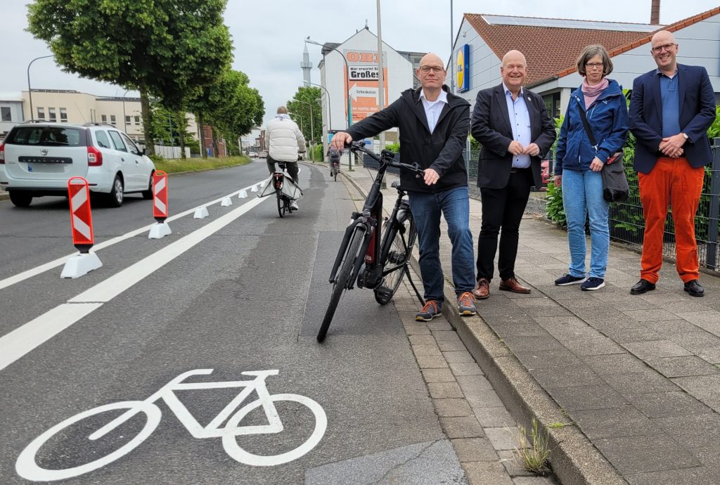 (v.l.n.r.): Niels-Christian Schaffert (Technischer Beigeordneter der Stadt Düren), Bürgermeister Frank Peter Ullrich, Anke Leimert (stellvertretende Amtsleiterin Amt für Tiefbau und Grünflächen), Benjamin Savelsberg (Amtsleiter Amt für Tiefbau und Grünflä