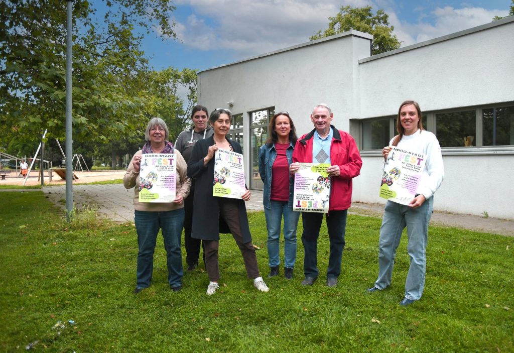 Gruppe steht vor dem Haus für Alle am Nordpark