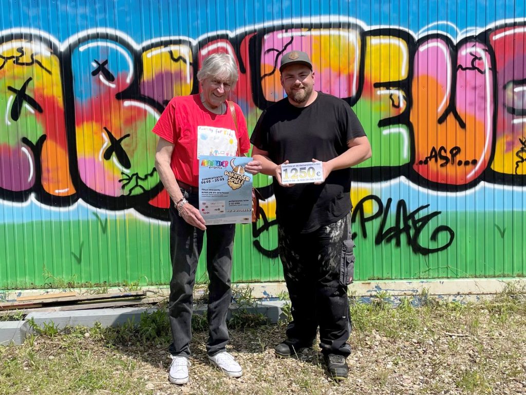 Peter Borsdorff und Sascha Dick bei der Spendenübergabe auf dem Abenteuerspielplatz