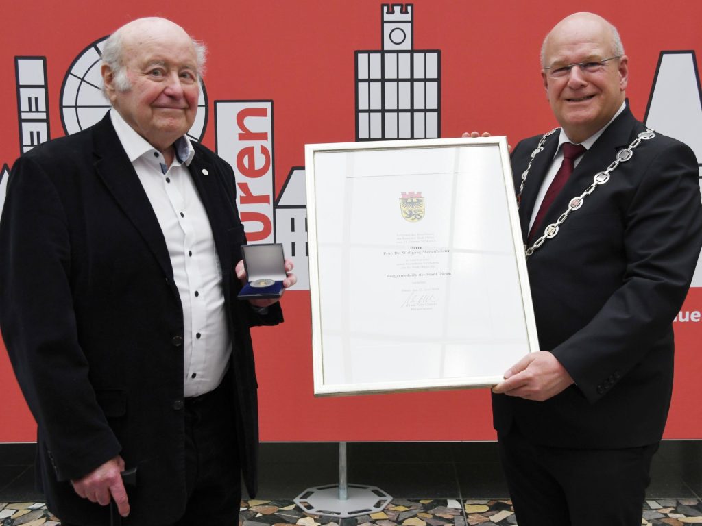 Im Rahmen einer Feierstunde überreichte Bürgermeister Frank Peter Ullrich (r.) die Bürgermedaille der Stadt Düren an Prof. Dr. Wolfgang Meisenheimer für seine Verdienste um das Wohl und das Ansehen der Stadt.