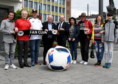 Die Organisatoren der EM-Tage und Schirmherr Bürgermeister Frank Peter Ullrich zum Gruppenfoto vor dem Dürener Rathaus.