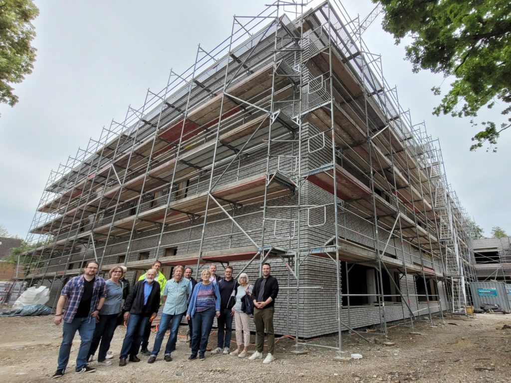 Gruppe von Menschen vor dem Neubau an der Anne-Frank-Gesamtschule