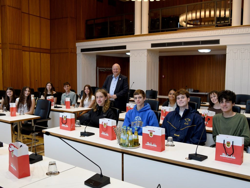 Gruppenbild des Bürgermeisters und der Austauschschüler