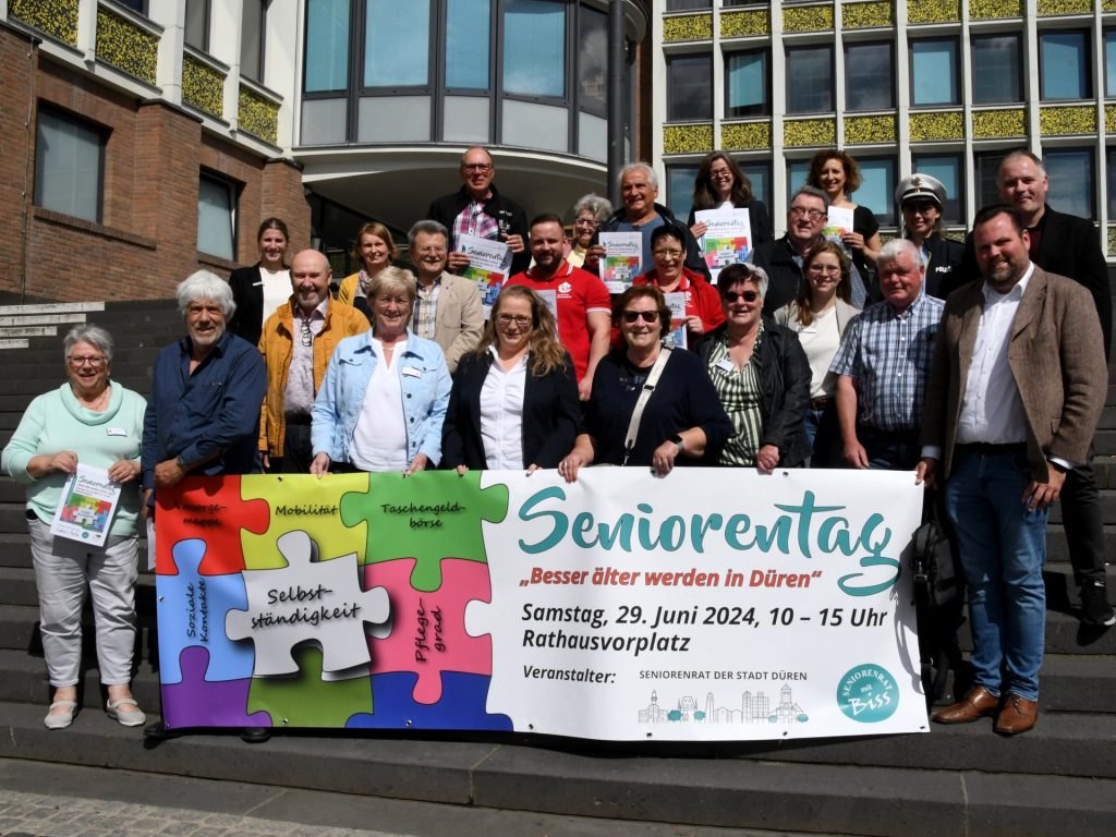 Gruppenbild der Akteure des Seniorentages auf der Rathaustreppe