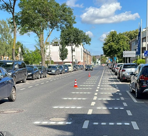 Das Foto zeigt Sprühmarkierungen auf der Rütger-von-Scheven-Straße zur Vorbereitung der Abstands-Aktion