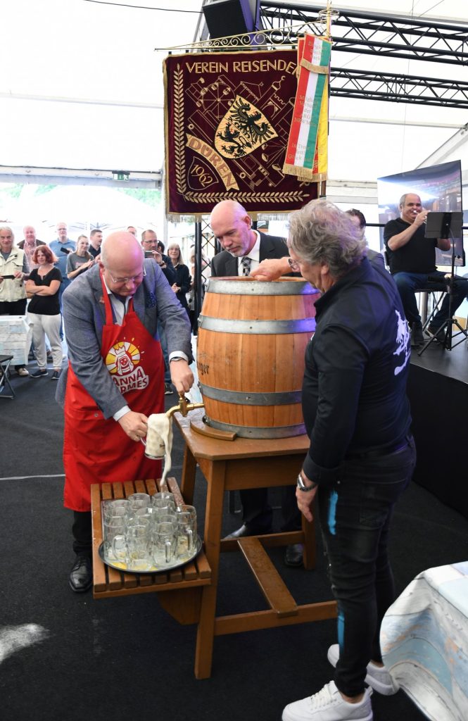 Bürgermeister Frank Peter (li.) mit dem Vorsitzenden des Dürener Verbandes Reisender Schausteller (VRS), Hans-Bert Cremer (Bildmitte) und Zeltbetreiber Alwin Fiebus.