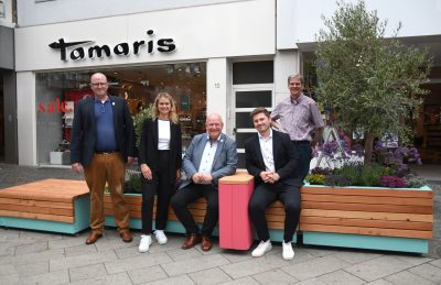 Das Foto zeigt Ben Savelsberg, Laura Göttgens, Bürgermeister Frank Peter Ullrich, Manuel Keischgens und Uwe Gunkel teilweise auf dem City Desk sitzend. sitzende