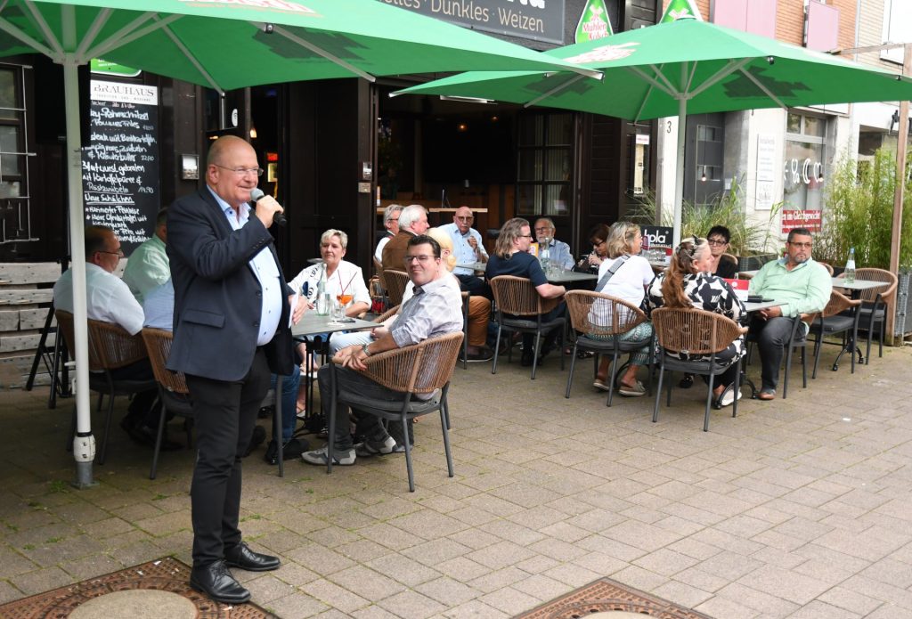 Das Foto zeigt Bürgermeister Frank Peter Ullrich bei der Begrüßungsansprache für die Schaustellerinnen und Schausteller sowie geladenen Gäste