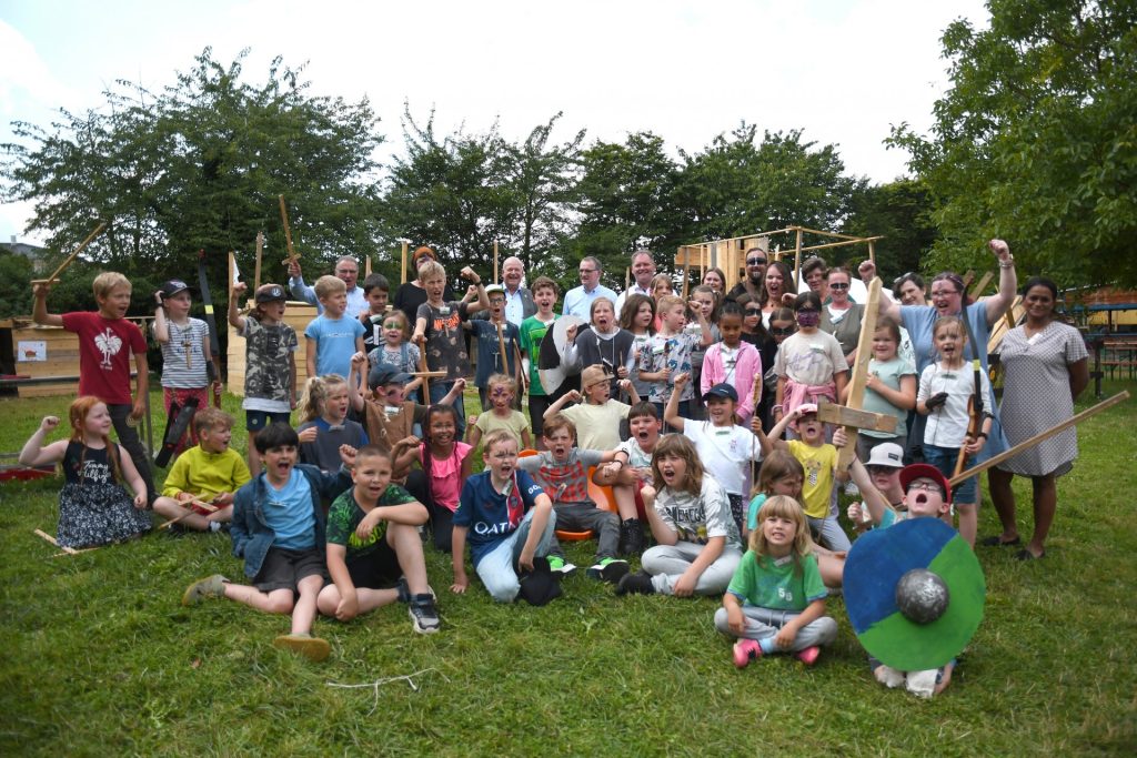 Gruppenfoto. Viele Kinder als Wikinger verkleidet.