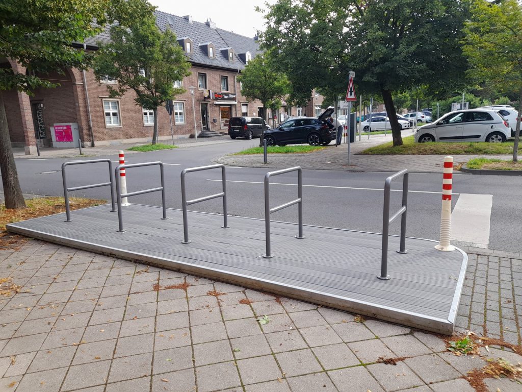 Das Foto zeigt eine der drei mobilen Fahrradplattformen der Stadt Düren in der Scharnhorststraße