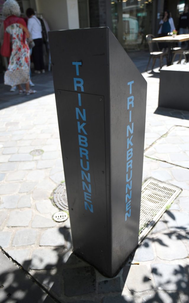 Das Foto zeigt den Trinkwasserbrunnen am Markt, vor Extrablatt