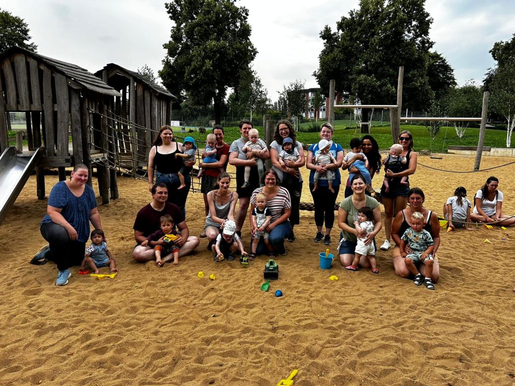 Eltern und Kinder auf einem Spielplatz