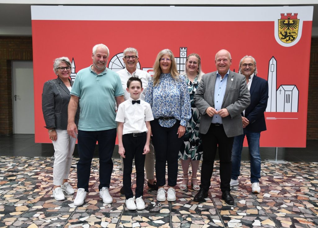 Grupppenfoto mit dem designierten Prinzenpaar und dem Kinderprinzen sowie unter anderem dem Bürgermeister